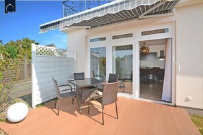 Outdoor dining - Cozy vacation apartment in Kosorow with terrace & garden - perfect for 2-4 (Koserow)