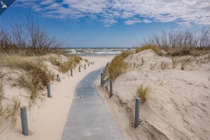 Beach - Cozy vacation apartment in Koserow with terrace - only 350 m to the beach - House (Koserow)