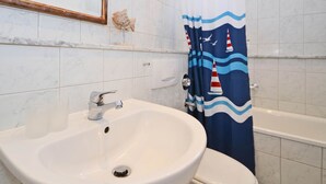 Secador de cabelo, toalhas de banho