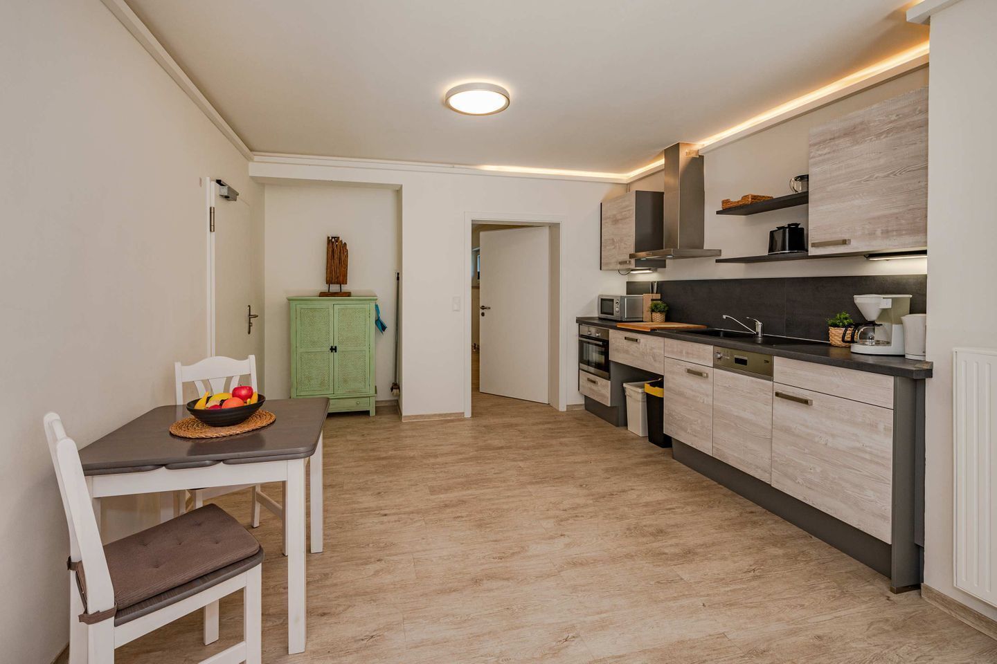 Cafetière/bouilloire, réfrigérateur, micro-ondes, four