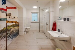 Shower, hair dryer, towels - Cozy vacation apartment in Heringsdorf with terrace - close to the beach and (Heringsdorf)