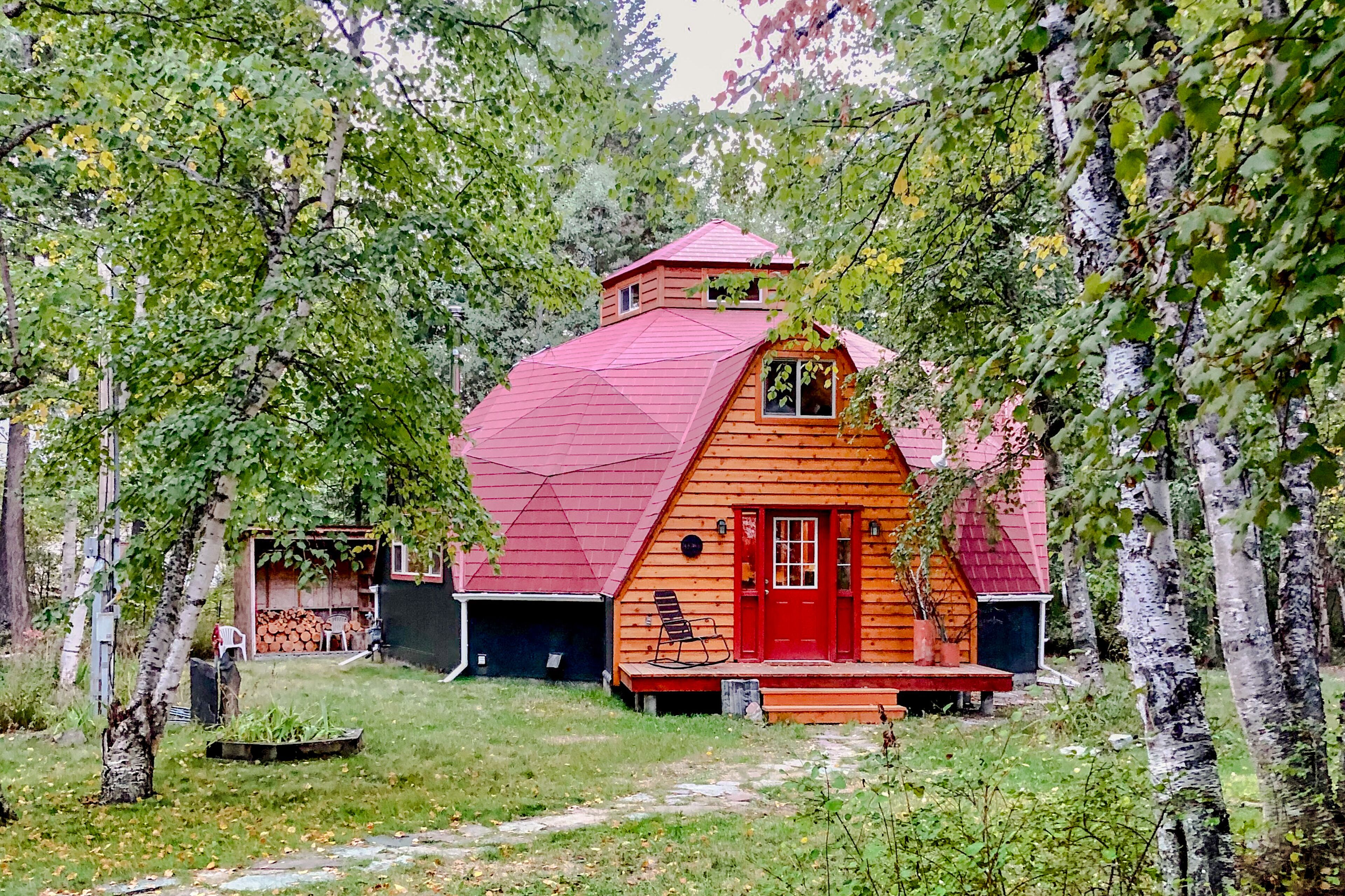 Geodesic dome with full kitchen, fireplace, firepit, cozy deck & washer/dryer