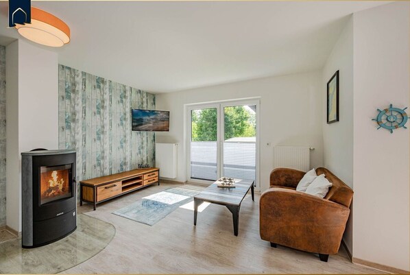 TV, fireplace