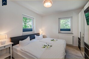 2 bedrooms, iron/ironing board, WiFi
