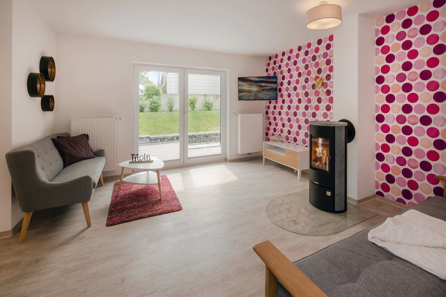 TV, fireplace