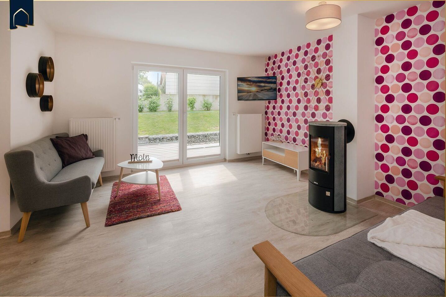 TV, fireplace