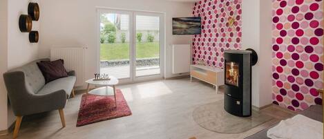 TV, fireplace