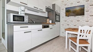 Cafetera y tetera, refrigerador, microondas y horno 
