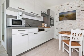 Coffee/tea maker, fridge, microwave, oven - Modern bungalow in Heringsdorf with sauna, garden and close to the beach - Villa Doris (Heringsdorf)