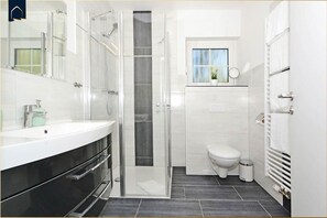 Shower, hair dryer - Modern vacation bungalow Auritz in Heringsdorf near the Baltic Sea - Villa Doris (Heringsdorf)