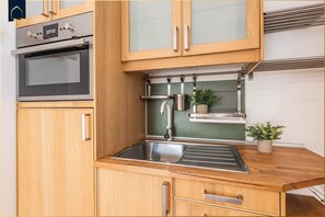 Fridge, microwave, oven, coffee/tea maker - Cozy vacation apartment in Ahlbeck near the sea on Usedom - Villa Sanke (Heringsdorf)