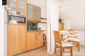 Fridge, microwave, oven, coffee/tea maker - Cozy vacation apartment in Ahlbeck near the sea on Usedom - Villa Sanke (Heringsdorf)