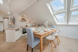 Wasserkocher mit Kaffee-/Teezubehör, Kühlschrank, Mikrowelle, Ofen