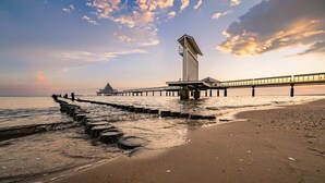 Une jetée s’avançant dans l’eau, dotée d’une plateforme d’observation et surmontée d’une haute structure à son extrémité.