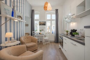 Wasserkocher mit Kaffee-/Teezubehör, Kühlschrank, Mikrowelle, Herdplatte