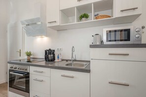 Wasserkocher mit Kaffee-/Teezubehör, Kühlschrank, Mikrowelle, Herdplatte