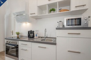 Kühlschrank, Mikrowelle, Herdplatte, Wasserkocher mit Kaffee-/Teezubehör