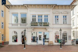 Unclassified image, 2 of 27, button