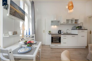 Réfrigérateur, micro-ondes, plaque de cuisson, cafetiÚre/bouilloire