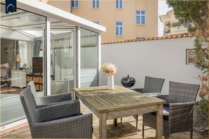 Outdoor dining - Cozy apartment in Heringsdorf with terrace - 150 m to the beach - Villa (Heringsdorf)