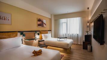 Cubrecamas y minibar con artículos gratuitos