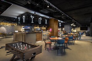 Daily buffet breakfast (CNY 68 per person)