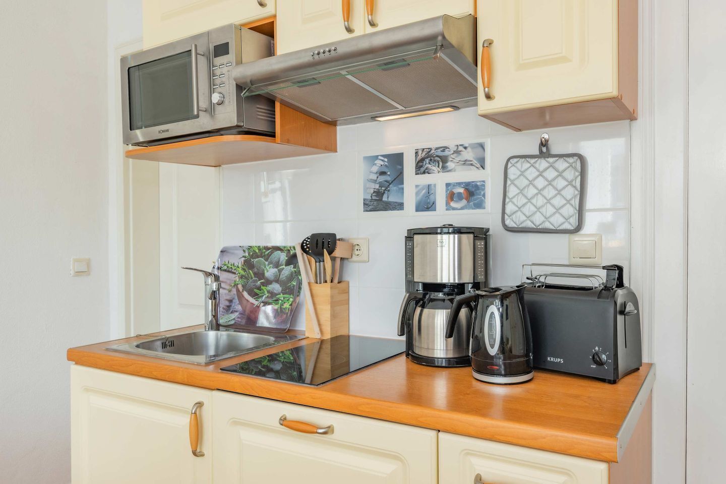 Cafetera y tetera, refrigerador, microondas y horno 