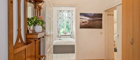 2 bedrooms, iron/ironing board, WiFi
