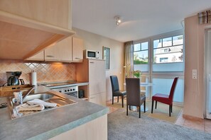 Fridge, oven, stovetop, dishwasher - Bädervilla am Höppnerweg Apartment 3 - Bädervilla am Höppnerweg (Timmendorfer Strand)