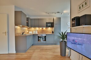 Réfrigérateur, four à micro-ondes, un four, surface de cuisson