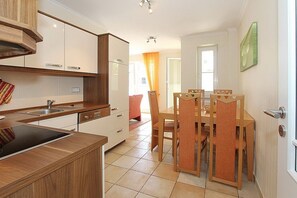 Frigorífico, horno, placa de cocina y lavavajillas