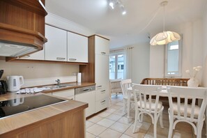 Fridge, oven, stovetop, dishwasher