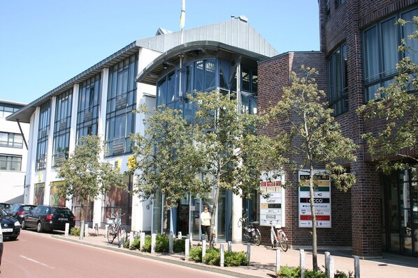 Unclassified image, 1 of 21, button