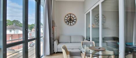 Fernseher, DVD-Player, Stereoanlage