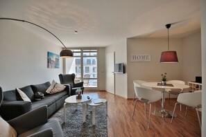 TV, DVD player, aparelho de som