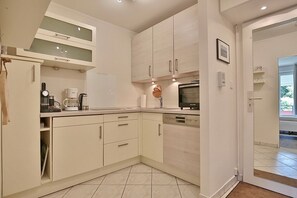 Kühlschrank, Mikrowelle, Herdplatte, Geschirrspüler