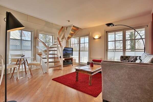 Televisión, reproductor de DVD y estéreo 