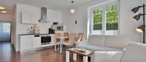 Fernseher, DVD-Player, Stereoanlage