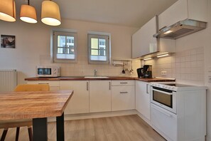 Réfrigérateur, four à micro-ondes, un four, surface de cuisson