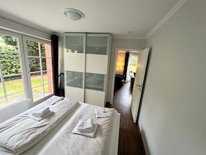 2 bedrooms, iron/ironing board, WiFi
