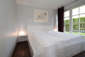 2 bedrooms, iron/ironing board, WiFi