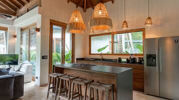 Fridge, oven, stovetop, coffee/tea maker