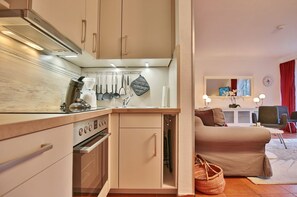 Fridge, microwave, oven, stovetop - Haus Parkblick Apartment 10 - Haus Parkblick, Timmendorfer Strand (Timmendorfer Strand)