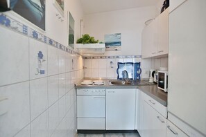 Refrigerador, microondas, horno y cafetera y tetera 