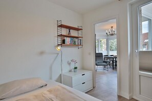 2 bedrooms, iron/ironing board, WiFi