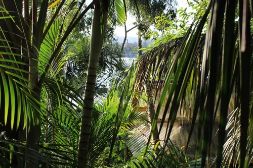 Leafy Studio with deck 2 min walk to water