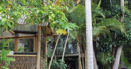 Leafy Studio with deck 2 min walk to water