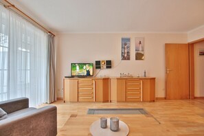 Télévision, lecteur de DVD, chaîne hi-fi