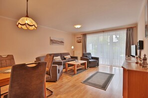 Fernseher, DVD-Player, Stereoanlage