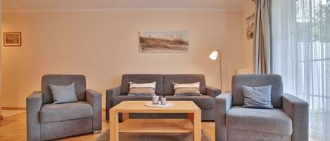 Een televisie, een dvd-speler en een stereo